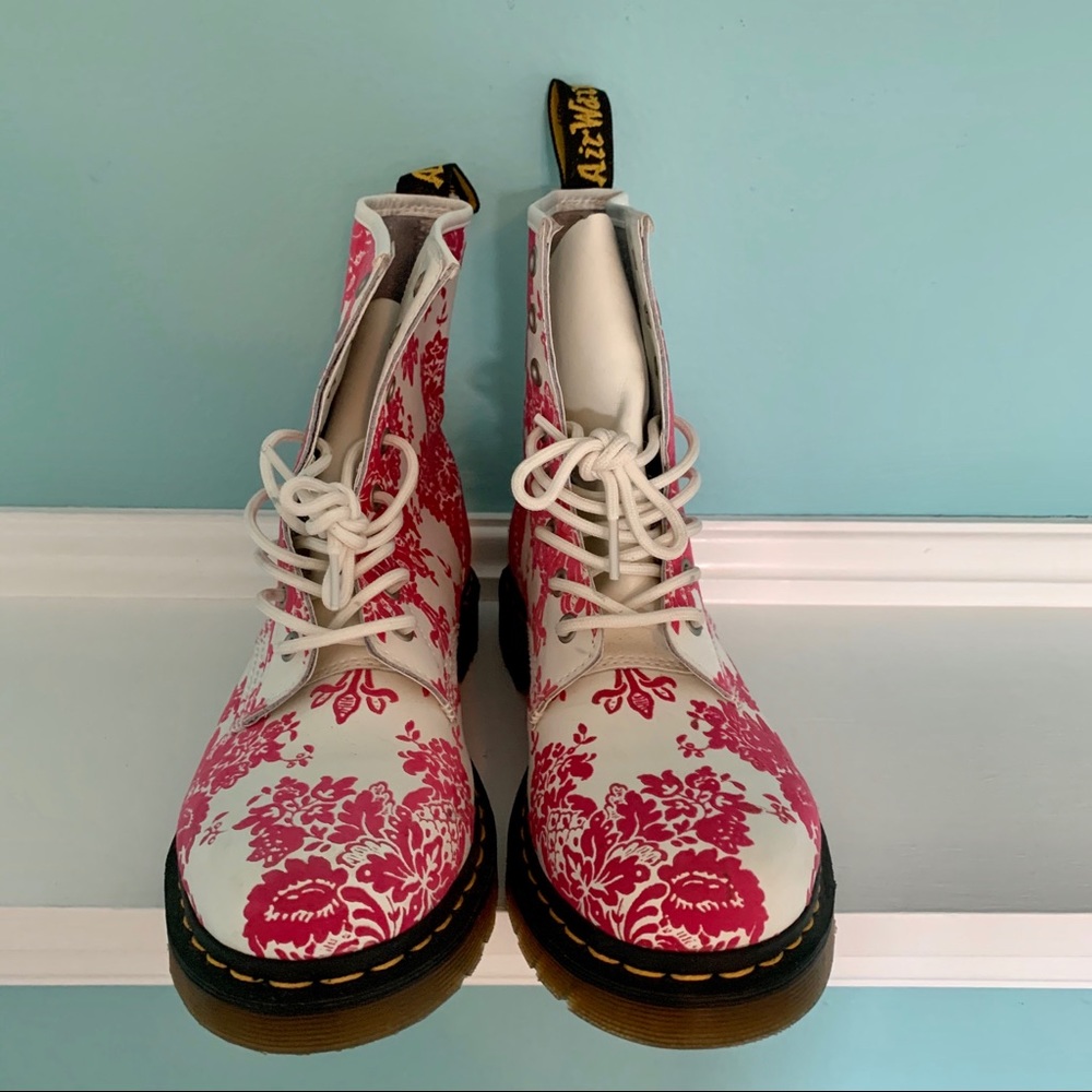 Dr. Martens leather floral boot US9